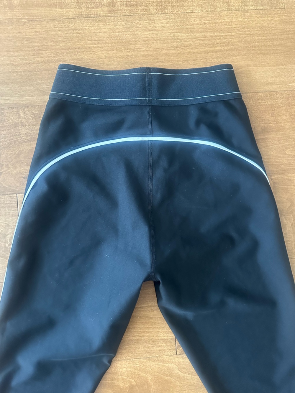 ALO Yoga Black Leggings and matching Sports Bra with White Side Piping - Picture 8 of 9